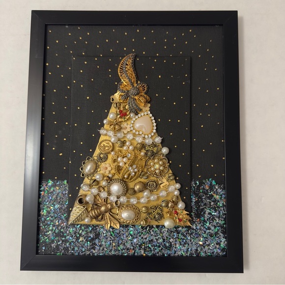 Handmade Vintage Jewelry
Christmas Tree framed - Picture 2 of 5